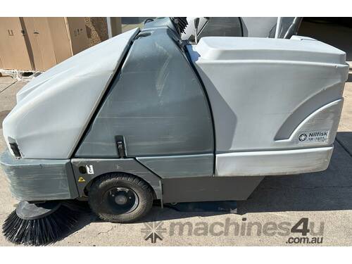 Nilfisk SR1601 Diesel rider sweeper
