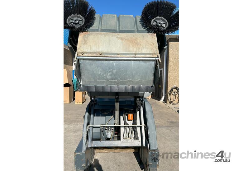 Nilfisk SR1601 Diesel rider sweeper