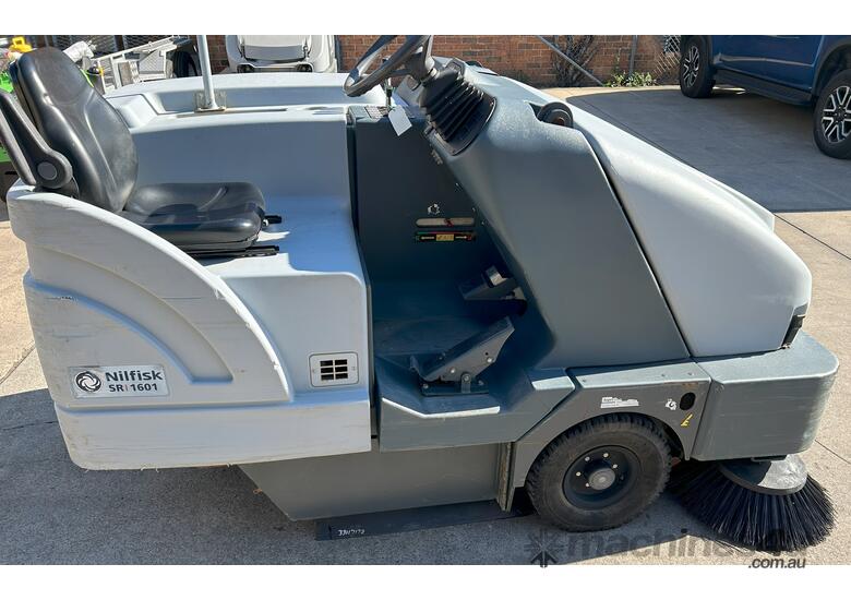 Nilfisk SR1601 Diesel rider sweeper