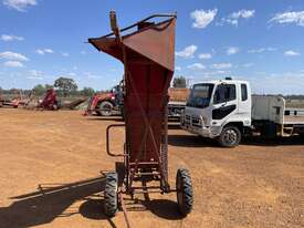 New Holland Bale Lifter - picture1' - Click to enlarge