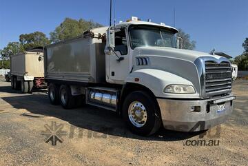 2010 MACK CMMR GRANITE TRUCK AND DOG