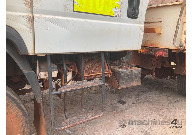 caption 2018 Isuzu NPS 75-155 Crew Cab Table Top