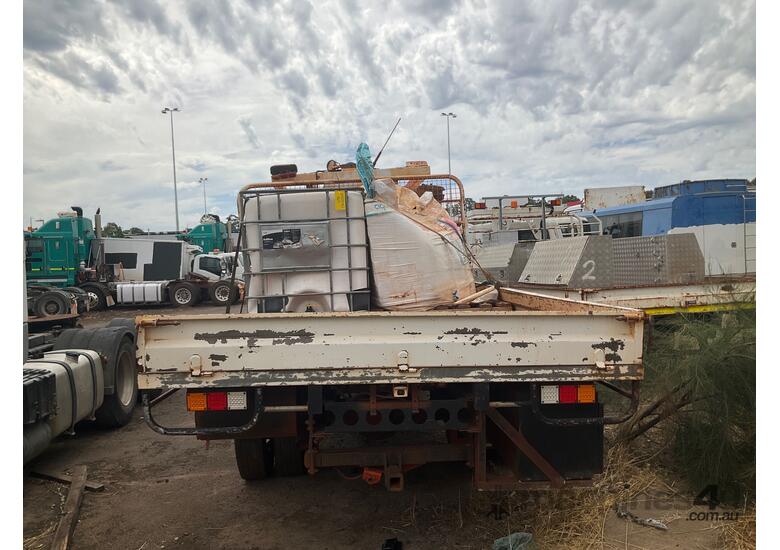 caption 2018 Isuzu NPS 75-155 Crew Cab Table Top