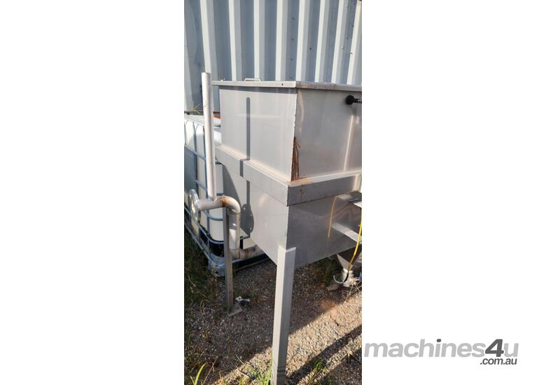 caption Coalescing Plate Oil separator and mixing chamber