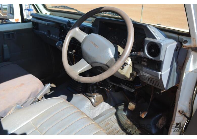 caption 1998 Toyota Landcruiser