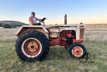 CASE 832 COMFORT KING TRACTOR.