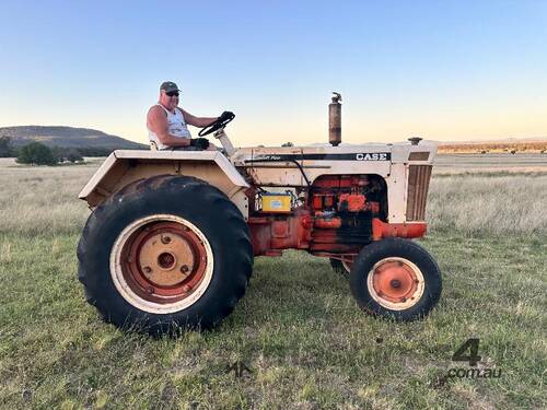 CASE 832 COMFORT KING TRACTOR.