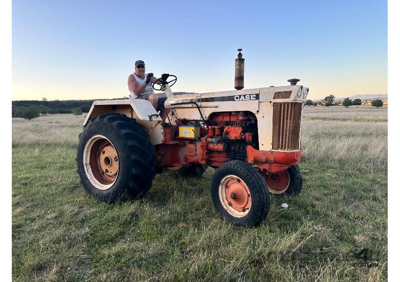 CASE 832 COMFORT KING TRACTOR.