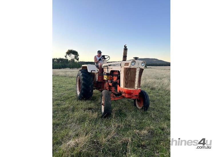 CASE 832 COMFORT KING TRACTOR.