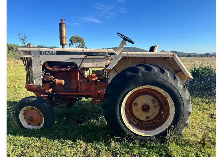 CASE 832 COMFORT KING TRACTOR.