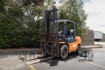 Toyota 2008   4T Forklift