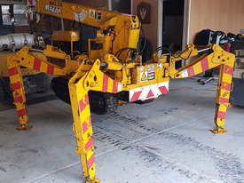 MAEDA 2.5 tonne Crawler Crane - picture0' - Click to enlarge