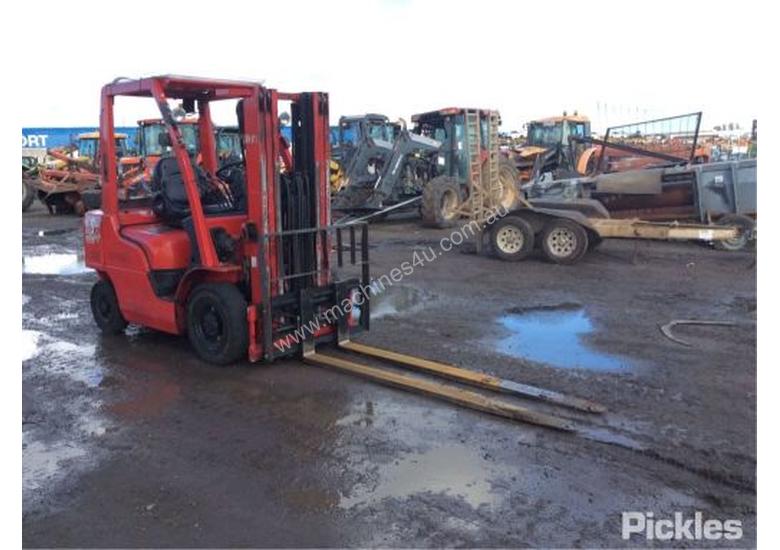 caption 2012 Nissan P1F2A25DU