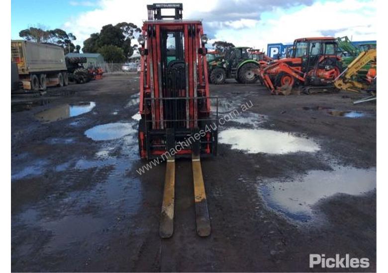 caption 2012 Nissan P1F2A25DU