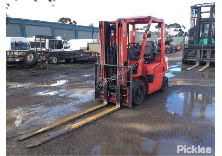 caption 2012 Nissan P1F2A25DU