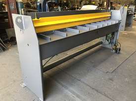 Pneumatic guillotine 2470 x 1.6 - picture0' - Click to enlarge