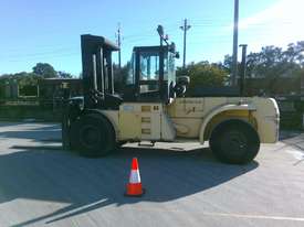 32.0T Diesel Counterbalance Forklift - picture1' - Click to enlarge
