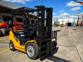 UN Forklift  3.5T Diesel: Forklifts Australia - the Industry Leader! - picture0' - Click to enlarge
