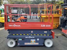 Skyjack SJ3220 Scissor lift 6.1m platform height Super low hours - picture2' - Click to enlarge