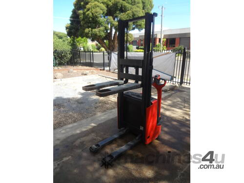 Linde L12 - Electric Walkie-stacker 2012 - Hire