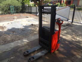 Linde L12 - Electric Walkie-stacker 2012 - Hire - picture0' - Click to enlarge
