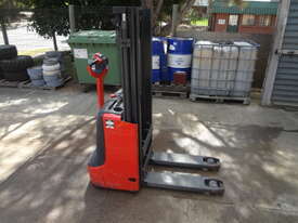 Linde L12 - Electric Walkie-stacker 2012 - Hire - picture2' - Click to enlarge