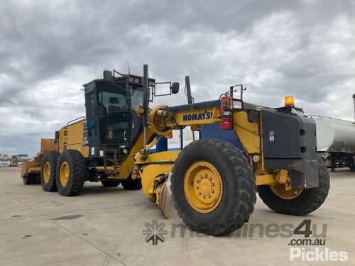 2011 Komatsu GD555-5