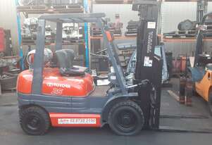 ACTIVE FORKLIFTS - 2.5 Ton Toyota container entry forklift for sale-4.7m mast side shift solid tyres
