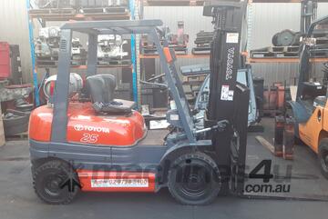 ACTIVE FORKLIFTS - 2.5 Ton Toyota container entry forklift for sale-4.7m mast side shift solid tyres