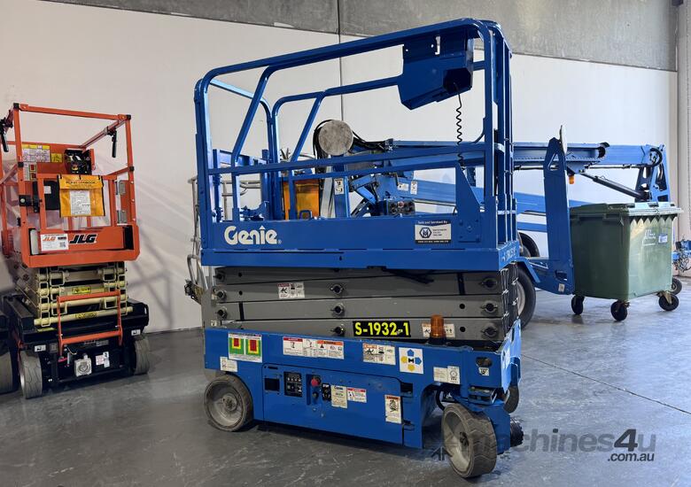 2018 Genie GS1932 Electric Scissor Lift image 2