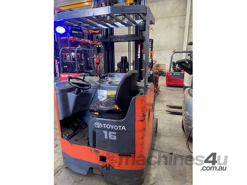 Reach truck narrow aisle