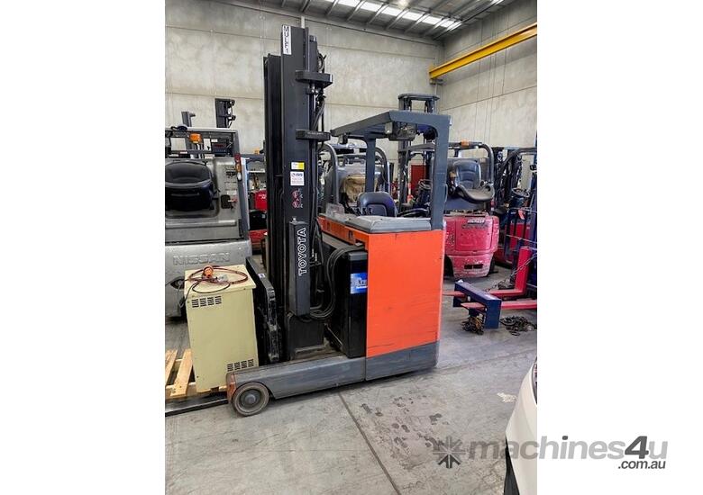 Reach truck narrow aisle