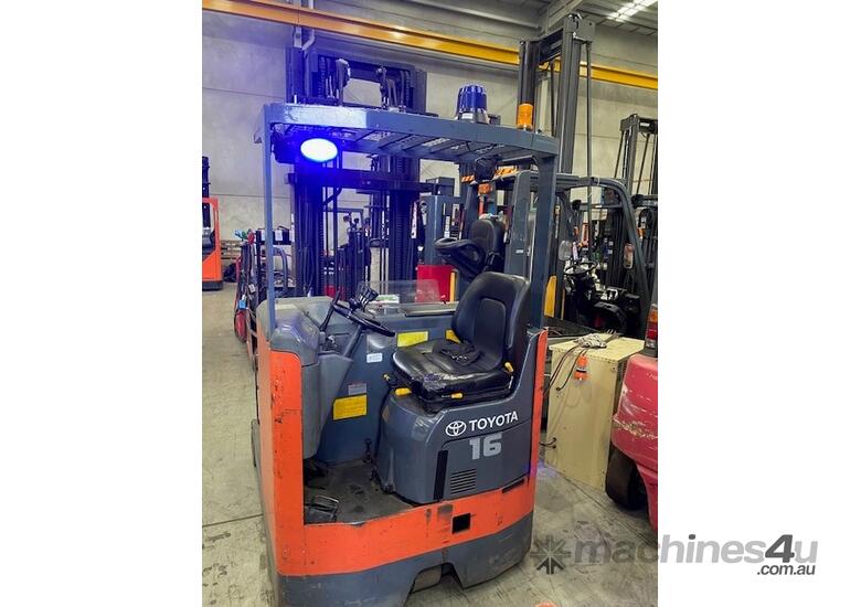 Reach truck narrow aisle