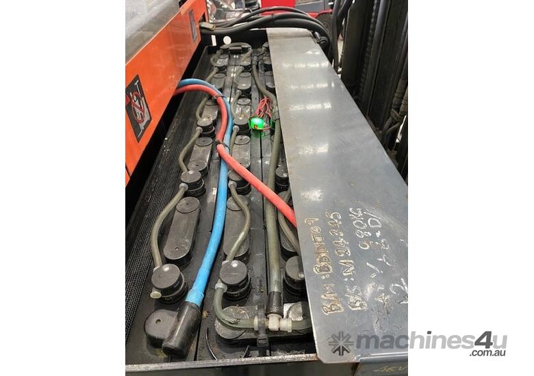 Reach truck narrow aisle