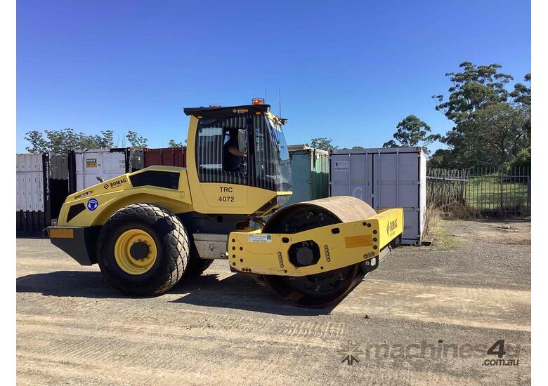 caption BOMAG BW213D-5 Smooth Drum Roller