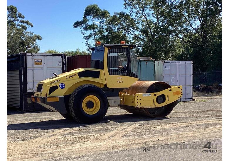 caption BOMAG BW213D-5 Smooth Drum Roller