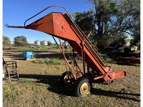 NEW HOLLAND 471 Hay Elevator