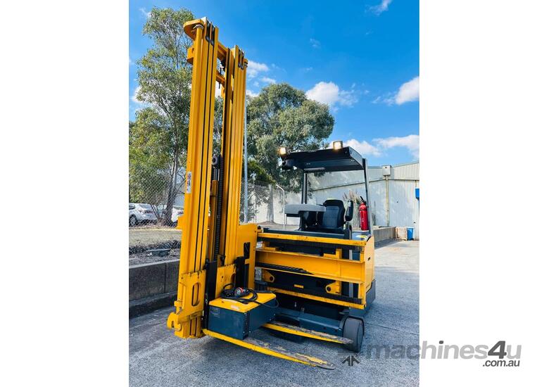 caption JUNGHEINRICH EFX413 NARROW ISLE 4 DIRECTIONAL SIDE LOAD ELECTRIC FORKLIFT TRI-LATERAL STACKER 7M