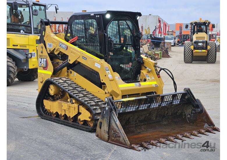 caption USED 2021 CAT 259D3 TRACK LOADER WITH FULL SPEC, 4 IN 1 BUCKET AND 1090 HOURS