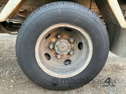 caption 2004 Hino Dutro U404 Tipper