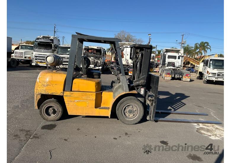 caption TCM FG40T9 Counter Balance Forklift