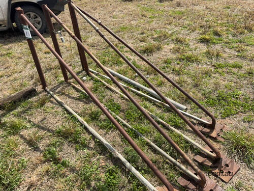 caption Electric fence stays