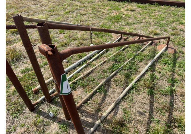 caption Electric fence stays