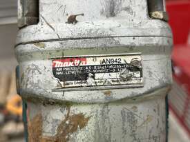 Makita AN942 Pneumatic Framing Nailer - picture0' - Click to enlarge