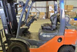 Toyota   FORKLIFT 32-8FG25