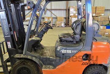 Toyota   FORKLIFT 32-8FG25