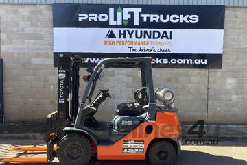 Toyota 2.5T 4700mm 3 Stage Forklift Refurbished