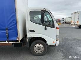 2002 Hino DUTRO Curtainsider - picture0' - Click to enlarge