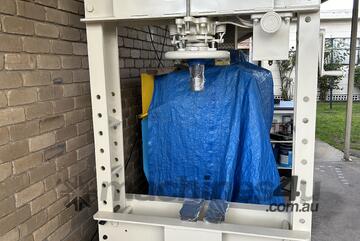 Workshop heavy duty hydraulic press clean and serviced excellent working condition
