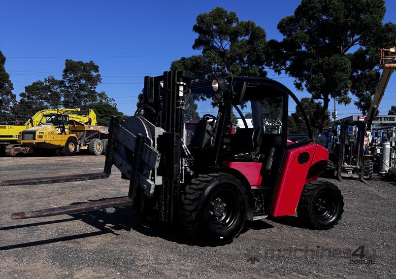 2016 Used 4WD 3 ton Bomaq Rough Terrain Forklift image 2